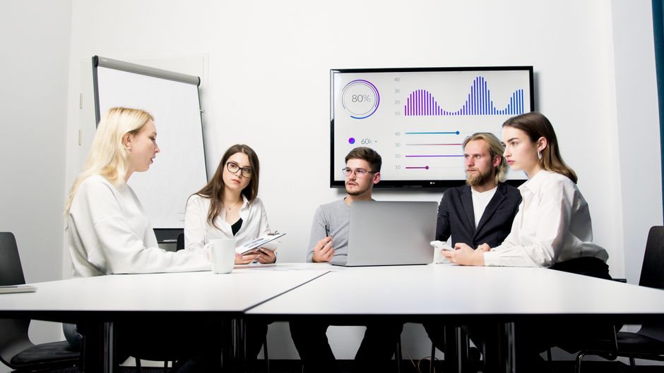 Kleine Lerngruppe mit Aufgaben und Feedback