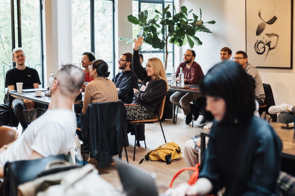 Teammitglied unterstützt beim Einstieg in die Programmierung